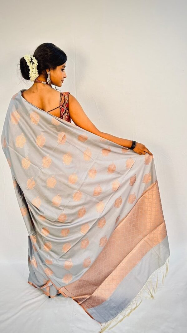 Katan Silk Saree with Beautiful Motif - Vastra ShringarSAREEVastra ShringarVastra ShringarKatan Silk Saree with Beautiful Motif